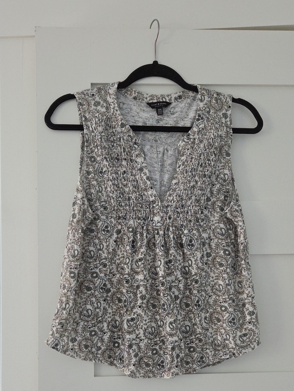 LUCKY Brand Sleeveless Smocked V-Neck Floral Top in White, Gree and Gray